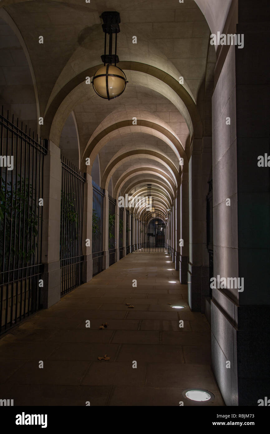 80 Strand en karting Lane montrant la passerelle le long de Savoy Place Banque D'Images