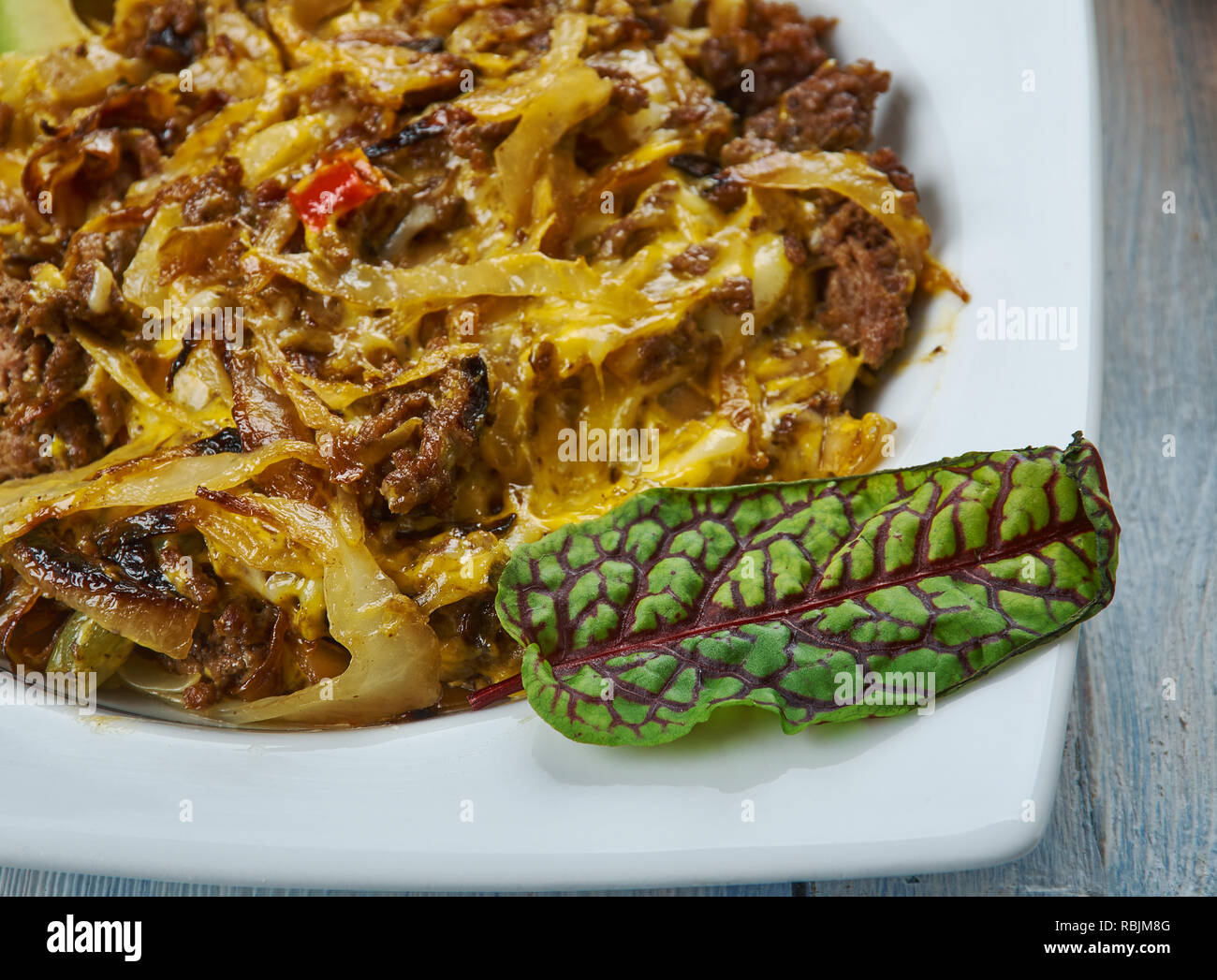 Tex Mex Boeuf Chou opé avec poêle mexicain épicé, mélange de fromages traditionnels, une cuisine tex-mex plats assortis, vue du dessus. Banque D'Images