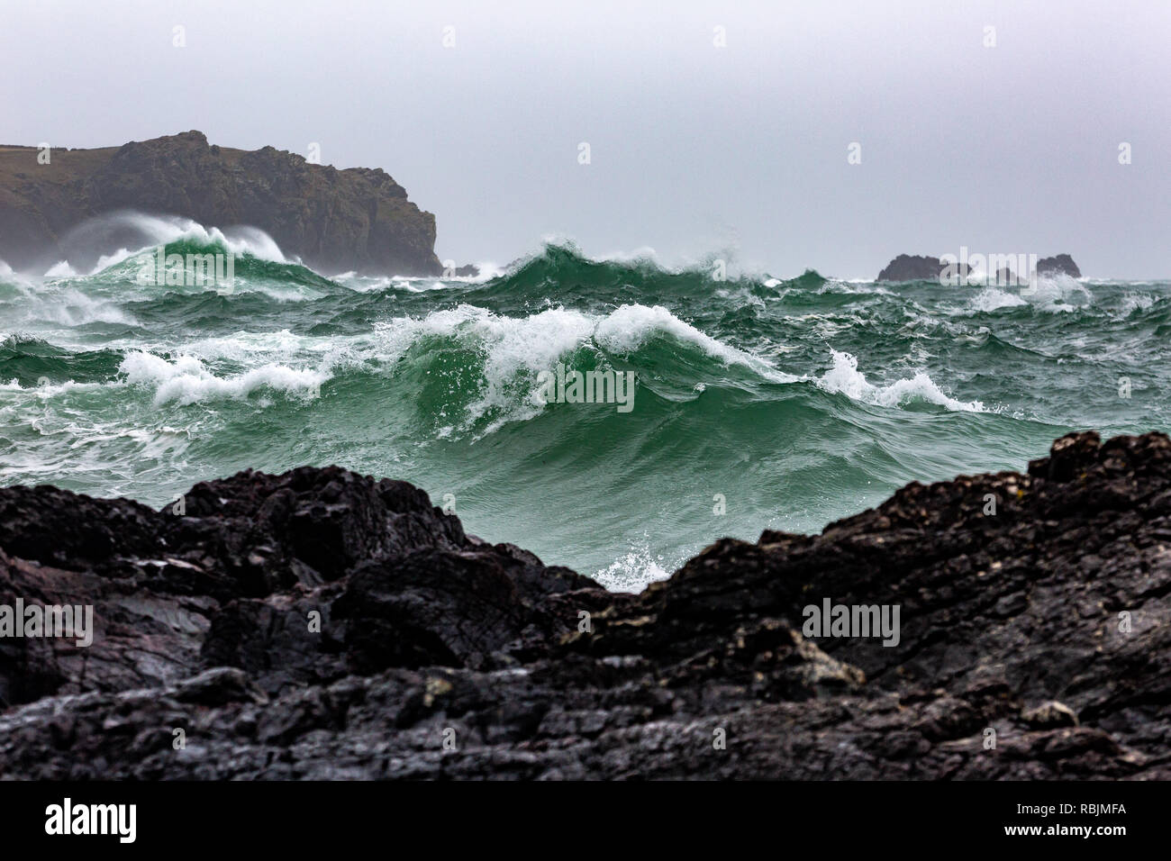 Une mer agitée au large de Kynance Cove à Cornwall Banque D'Images