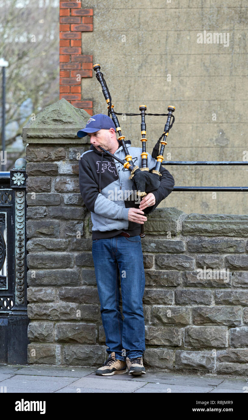 Un musicien ambulant joue de la cornemuse sur la rue Park à Bristol, Royaume-Uni. Banque D'Images