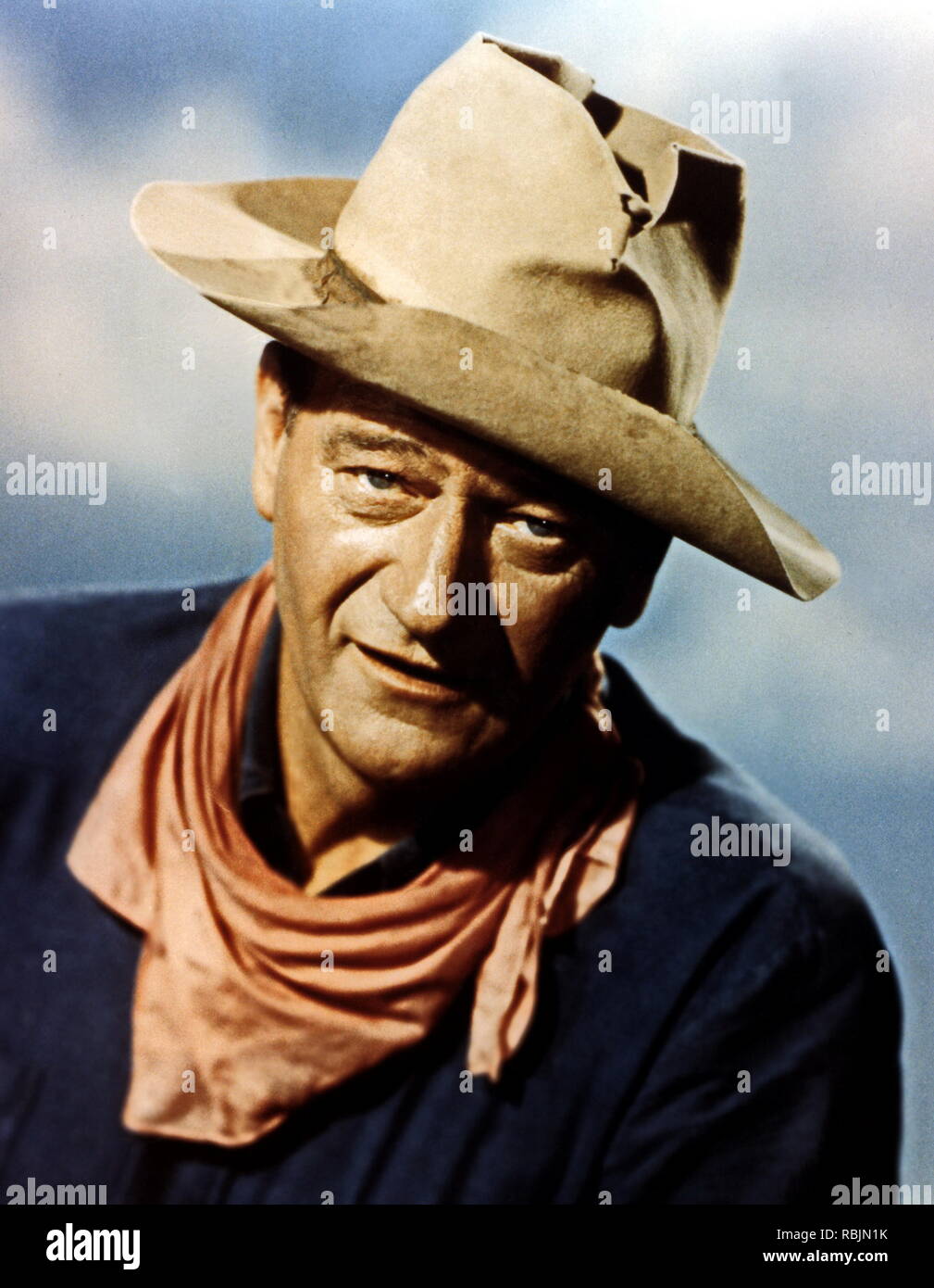 1959 Rio Bravo est un film américain produit et réalisé par Howard Hawks et avec John Wayne, Dean Martin, Ricky Nelson, Angie Dickinson, Walter Brennan, et Ward Bond. Écrit par Jules Furthman et Leigh Brackett, basé sur l'histoire courte 'Rio Bravo' par B. H., Lexington-historic district c'est un film sur le shérif de la ville de Rio Bravo, Texas, qui arrête le frère d'un éleveur local puissant d'aider son ami ivre/adjoint. Avec l'aide d'un infirme et un jeune gunfighter, ils détiennent au large de la piste de l'éleveur. Rio Bravo a été tourné en extérieur à Old Tucson Studios en dehors de Tucson, Arizona, je Banque D'Images