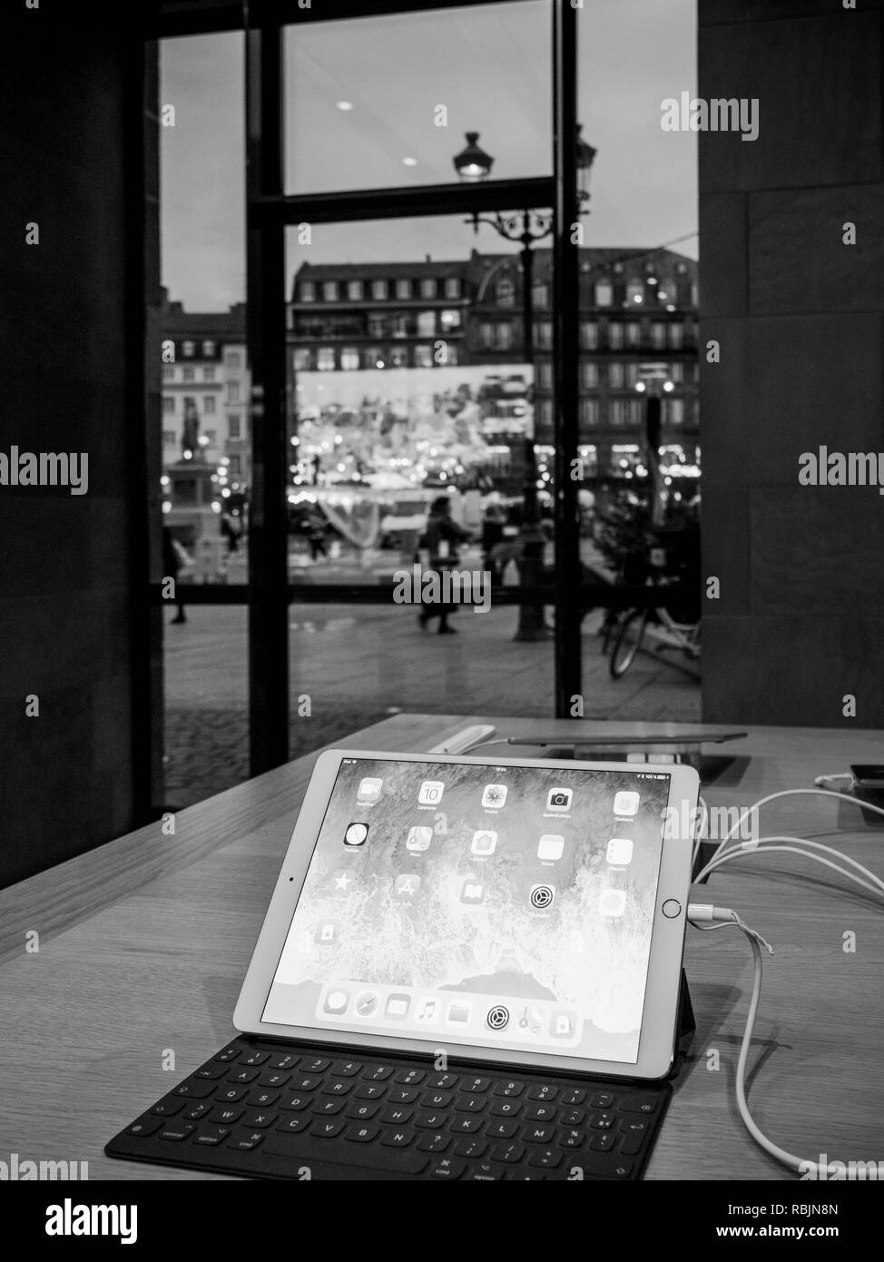 STRASBOURG, FRANCE - 10/01/2018 : Noir et blanc d'Apple iPad Pro ordinateur  portable de Apple Store avec crépuscule décors vu à travers la vitre Photo  Stock - Alamy