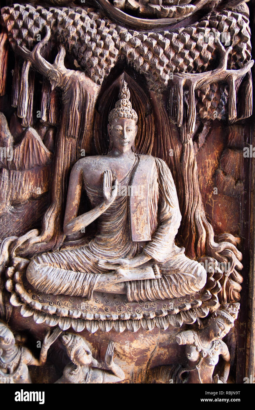 La figure de bouddha sculpté dans le bois Banque D'Images