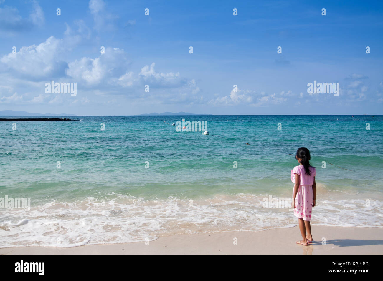 Petite fille à la recherche de l'océan Banque D'Images