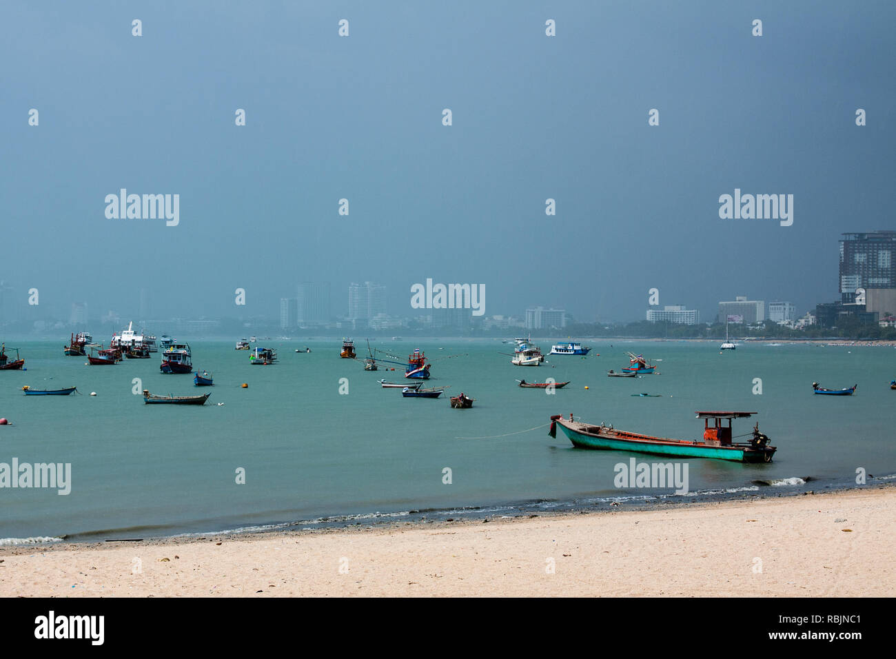 Beaucoup de bateaux sur la côte de Pattaya Banque D'Images