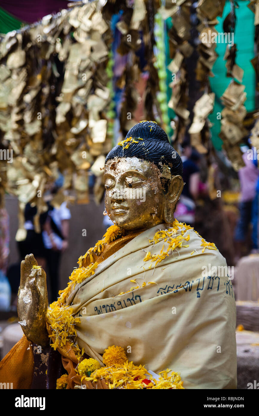 Statue bouddhiste couverts en or, l'empreinte du Bouddha à pied Banque D'Images