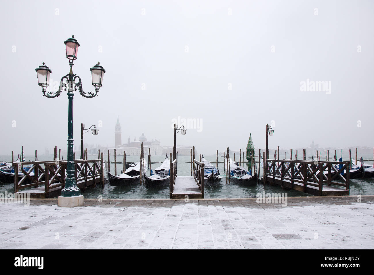 Il neige à Venise Venise traditionnel avec gondoles sur la place St Marc Banque D'Images