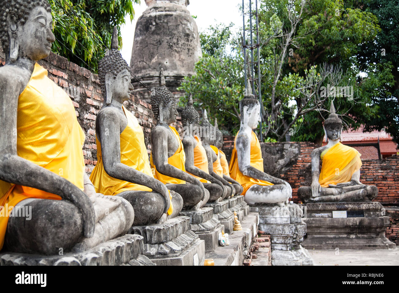 Les apprentis du Bouddha de Wat Yai Chai Mongkol, Thaïlande Banque D'Images