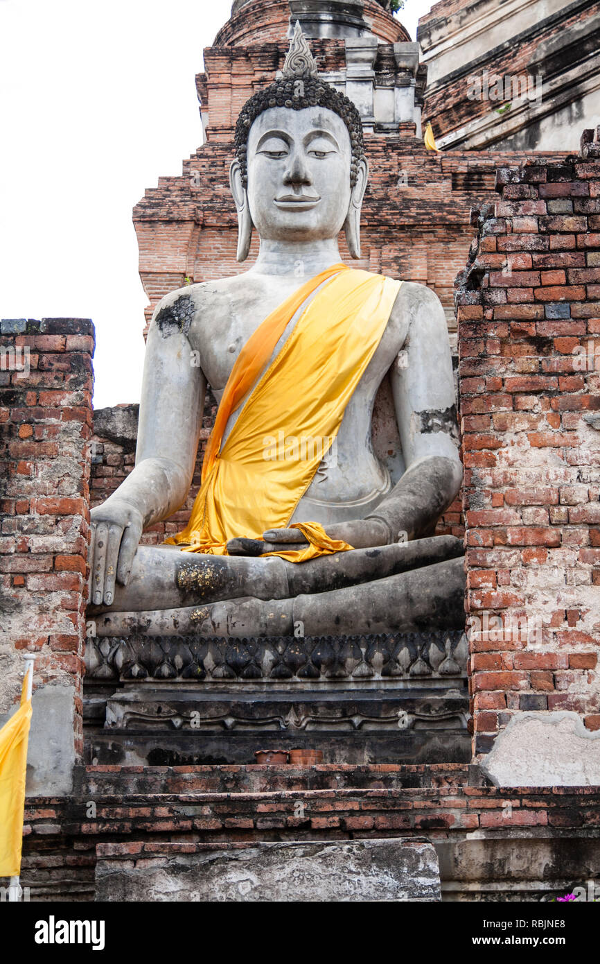 Apprenti du Bouddha à Wat Yai Chai Mongkol, Ayutthaya, Thaïlande Banque D'Images