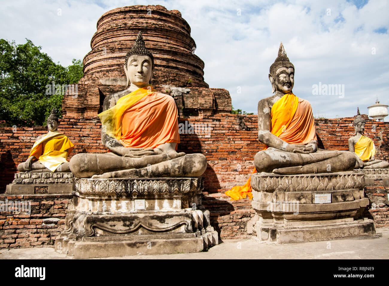 Les apprentis de Bouddha du Wat Yai Chai Mongkol, Ayutthaya, Thaïlande Banque D'Images