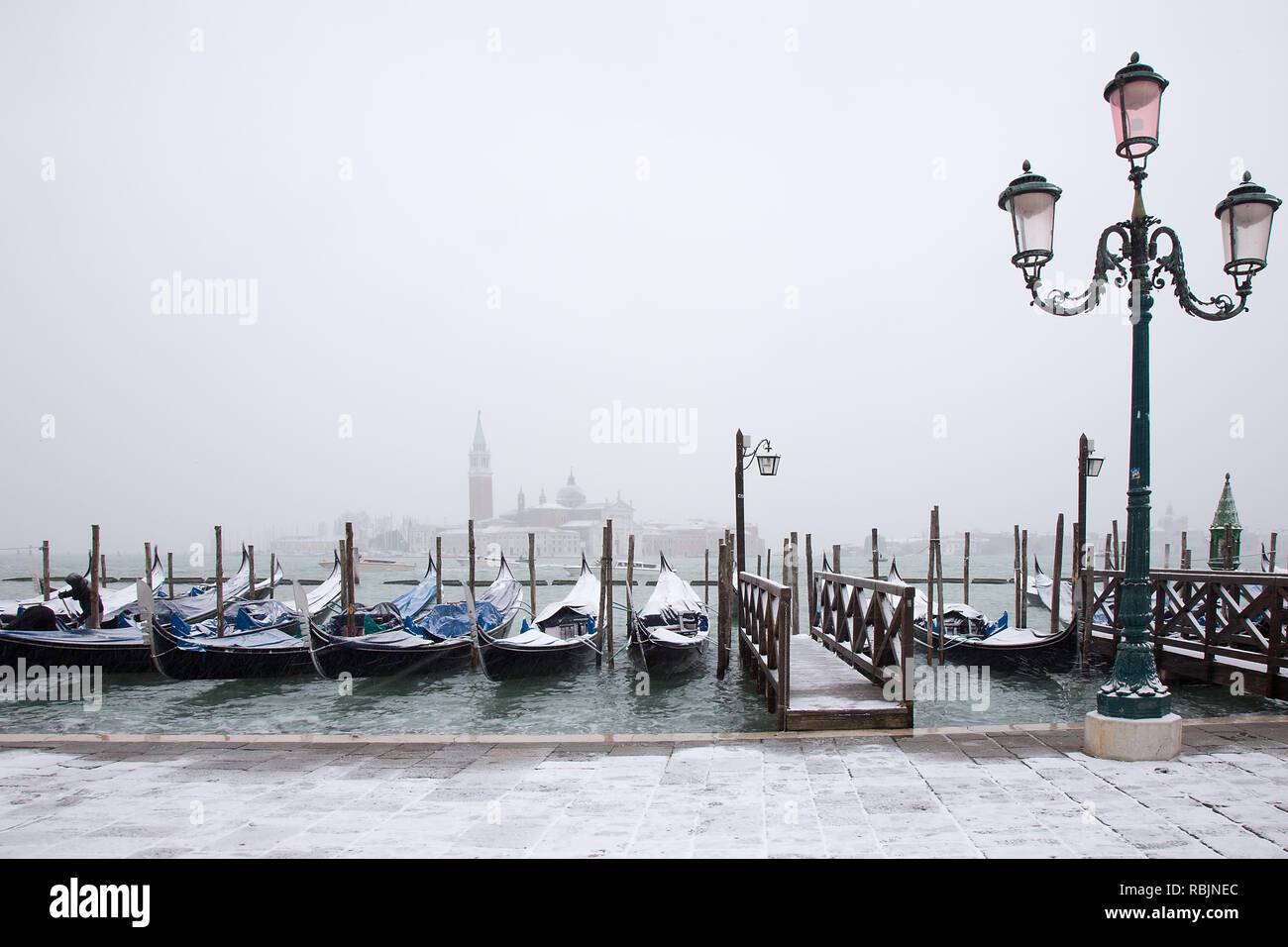 Il neige à Venise Venise traditionnel avec gondoles sur la place St Marc Banque D'Images
