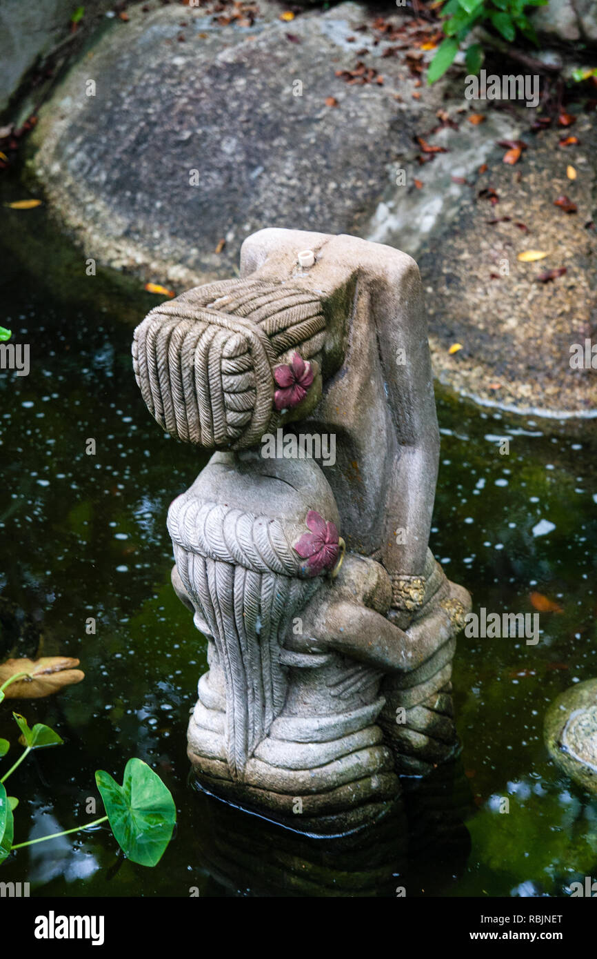 Embrasser des statues dans un étang Banque D'Images