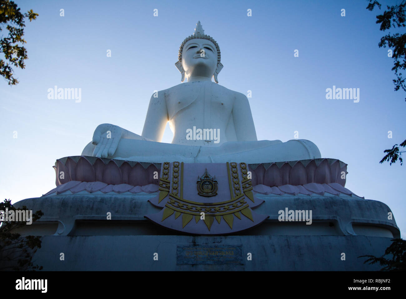Statue du Bouddha blanc à Surin, Thaïlande Banque D'Images