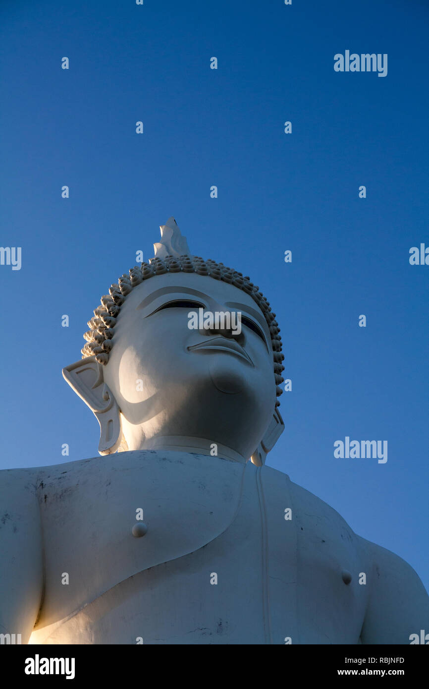 Statue du Bouddha blanc à Surin, Thaïlande Banque D'Images