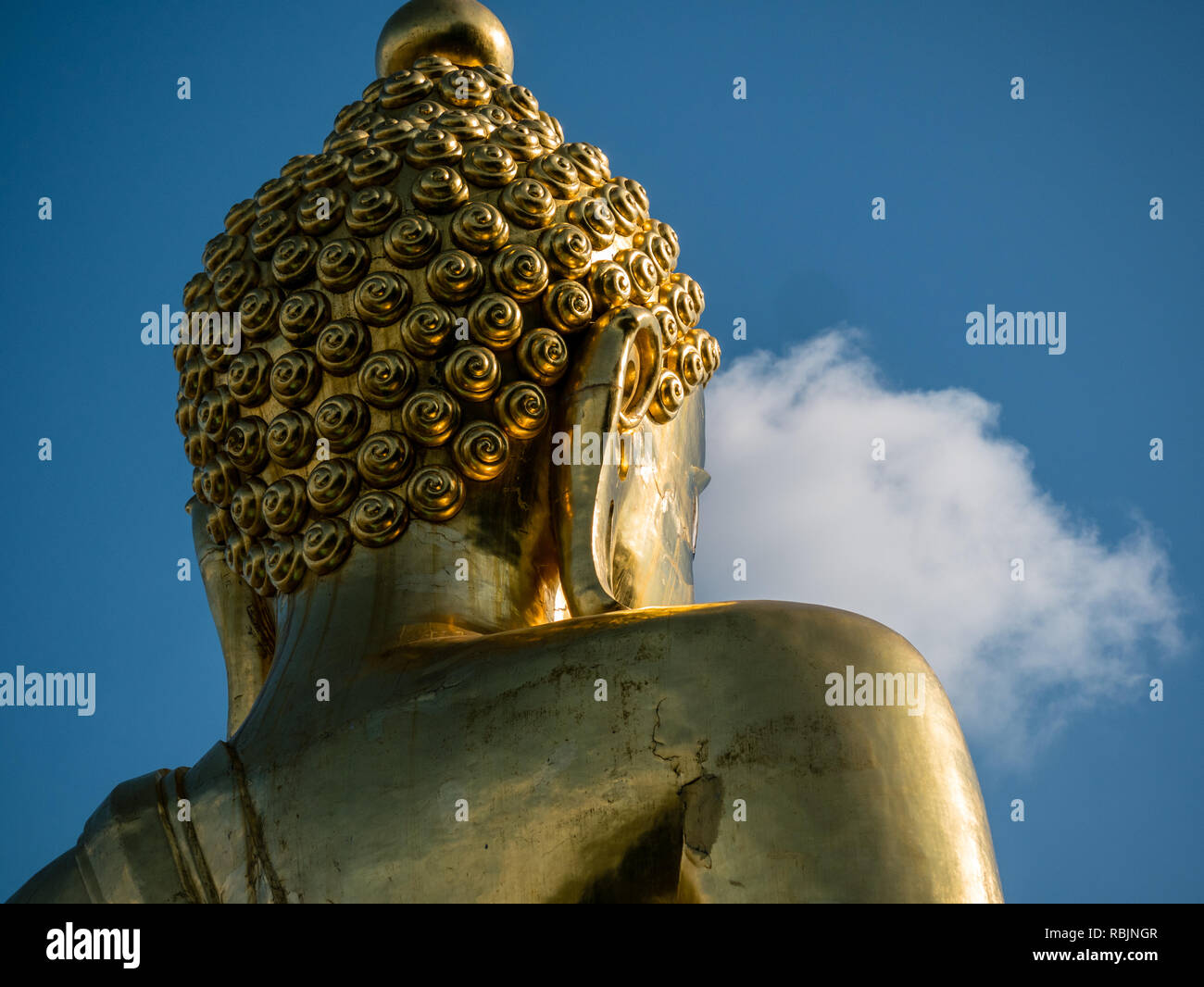 Big Bouddha en or dans le ciel bleu Banque D'Images