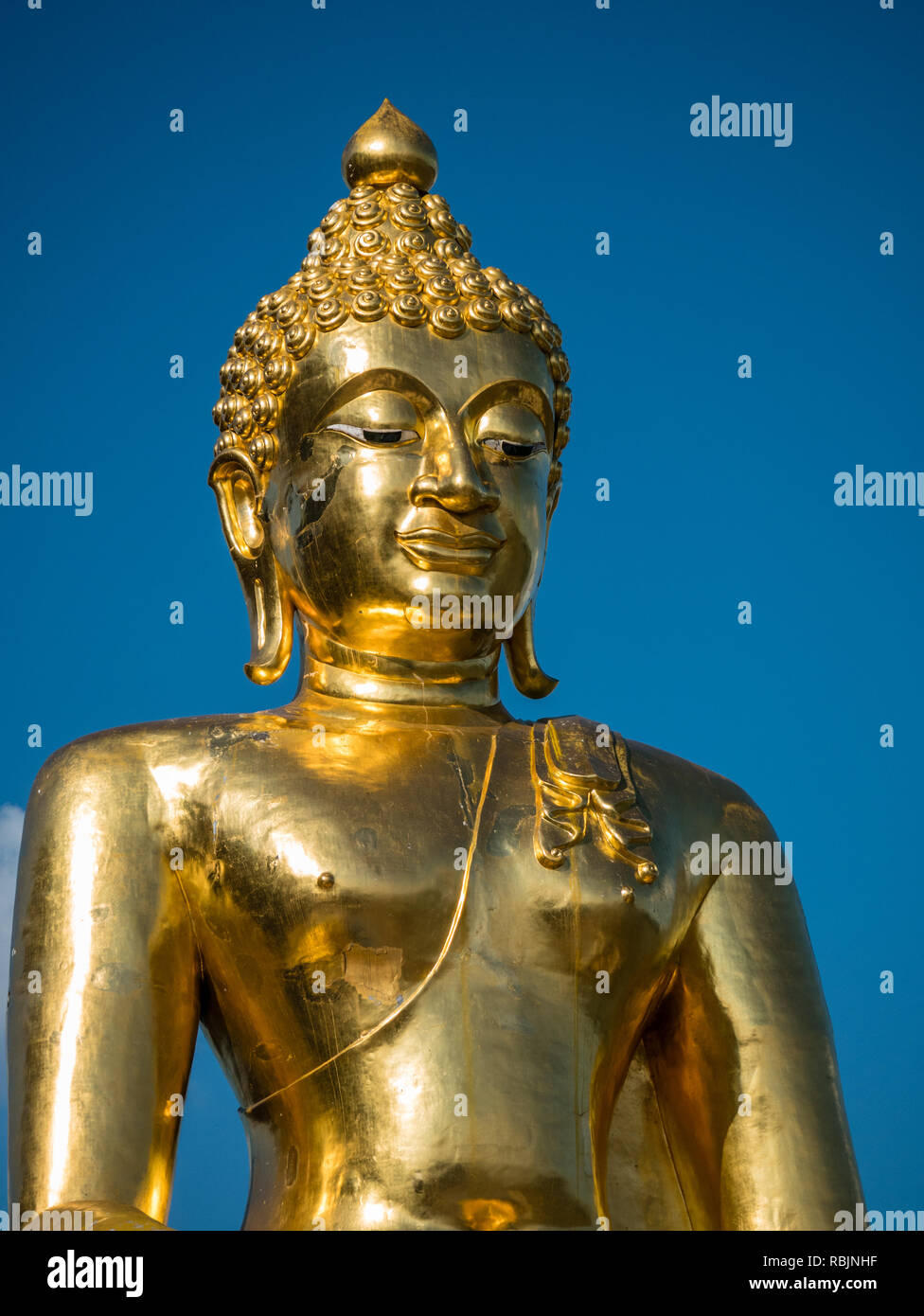 Big Bouddha en or dans le ciel bleu Banque D'Images