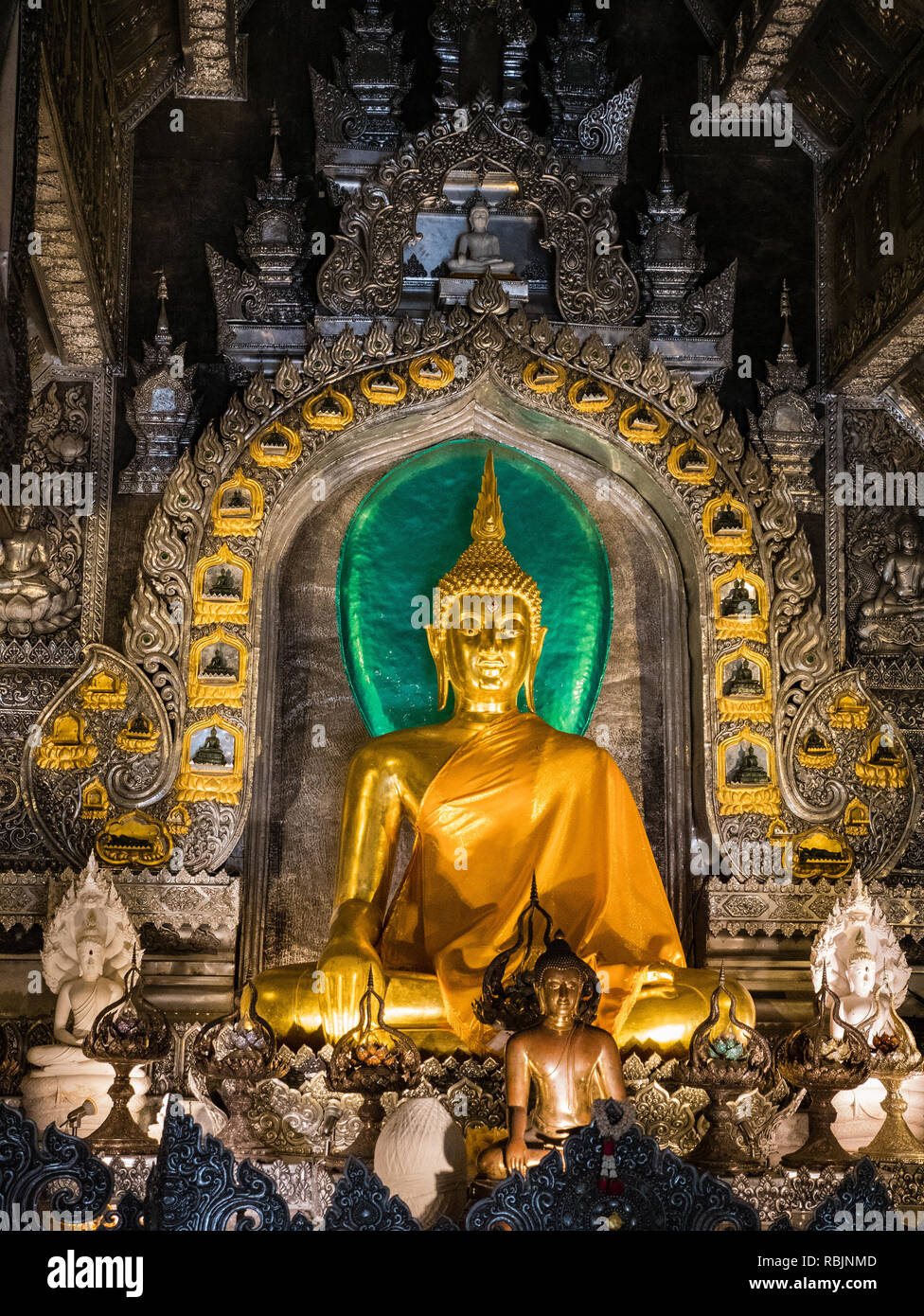Bouddha en or à l'intérieur du temple d'argent de Chiang Mai, Thaïlande Banque D'Images