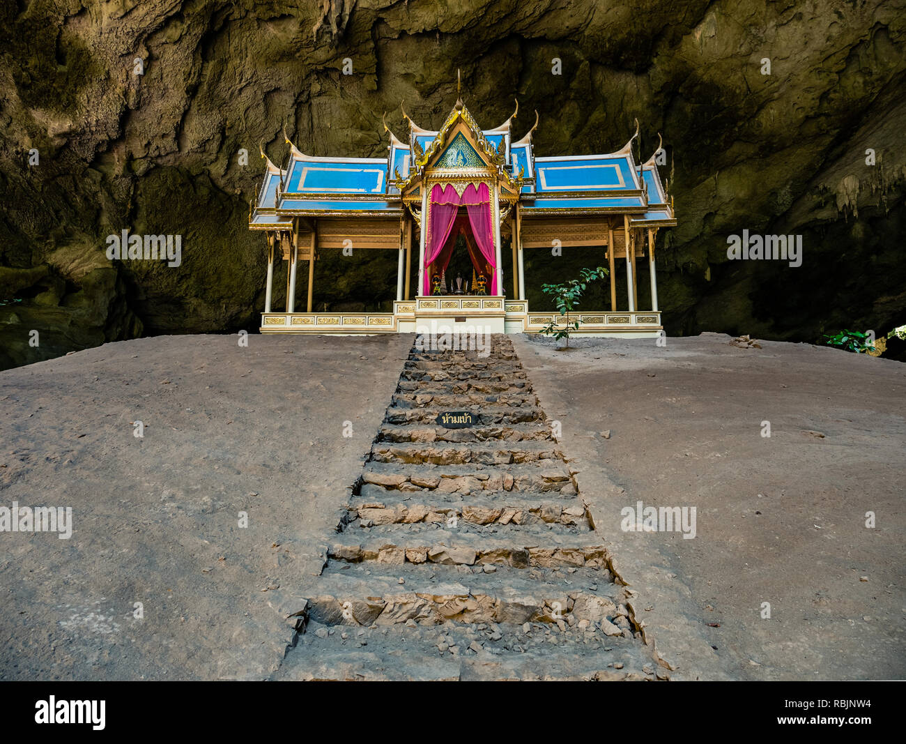 Un temple à l'intérieur d'une grotte cachée dans la Praya Nakhon Cave, près de Hua Hin, Thaïlande Banque D'Images