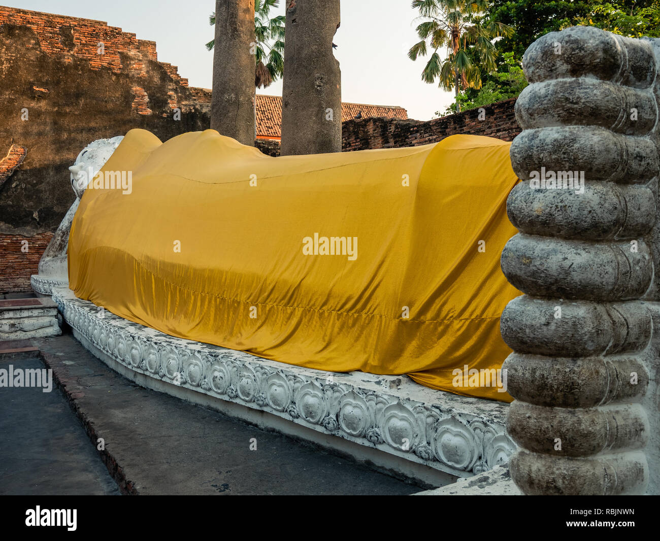 Immense Bouddha couché près de l'entrée du temple Wat Yai Chai Mongkol à Ayutthaya, Thaïlande Banque D'Images