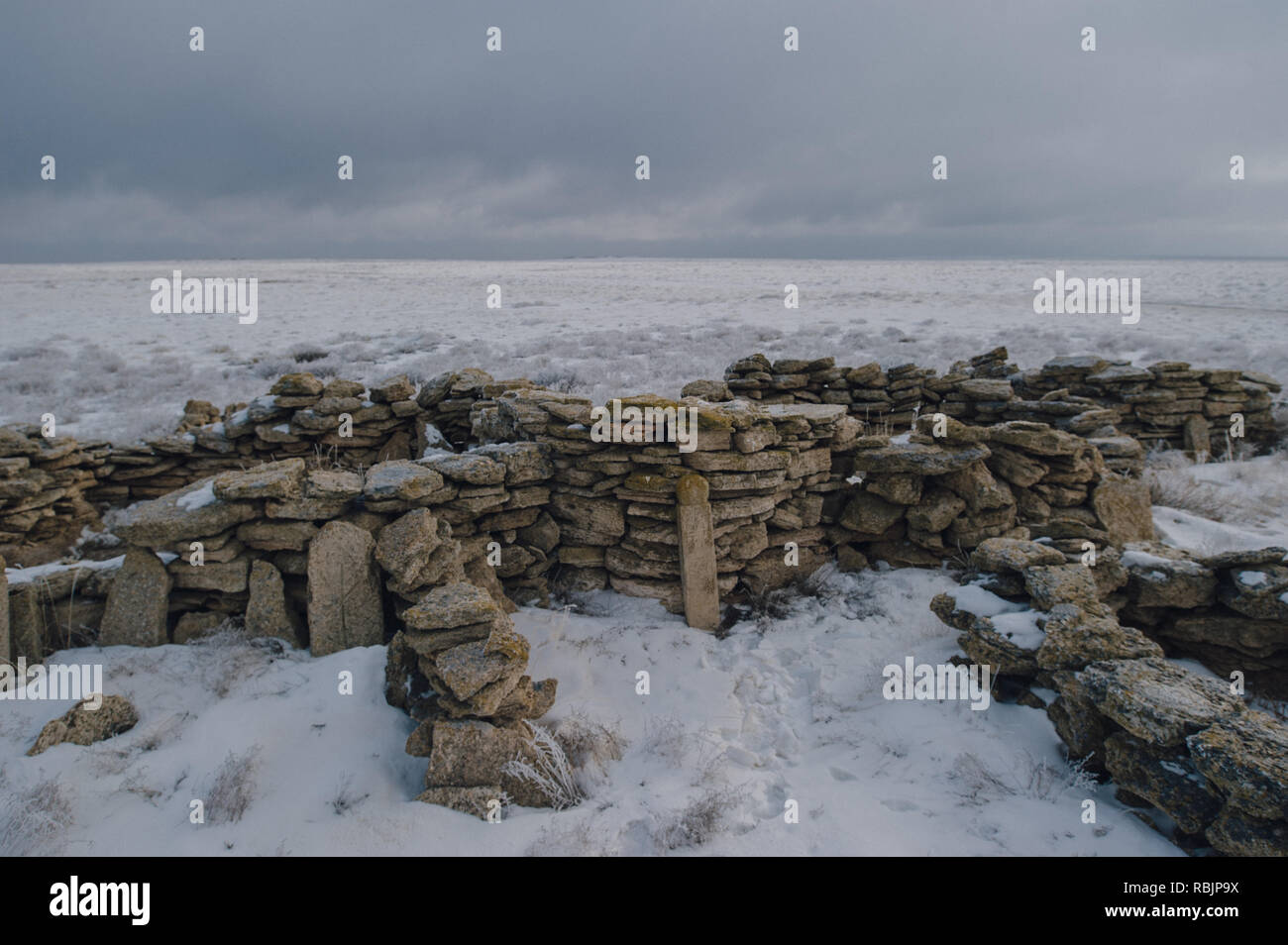 Sépulture laissés par les Kazakhs nomades sur l'Ustyurt désolées Plateau près de l'Ouzbékistan Kazakhstan frontière. Banque D'Images