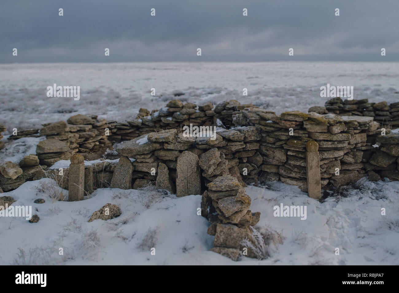 Sépulture laissés par les Kazakhs nomades sur l'Ustyurt désolées Plateau près de l'Ouzbékistan Kazakhstan frontière. Banque D'Images