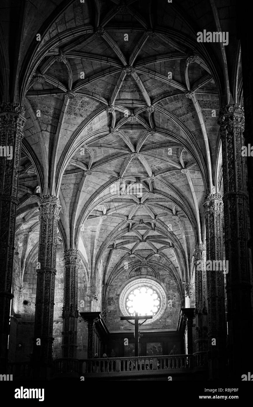 Lisbonne, Portugal - 5 mars 2014 : Le Christ, plafond et des colonnes de style manuélin intérieur de monastère des Hiéronymites, Belém Banque D'Images