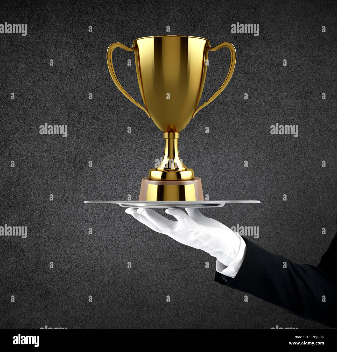 Garçon qui est titulaire d'un bac avec golden soccer cup. Concept de service de première classe sur le soccer Banque D'Images