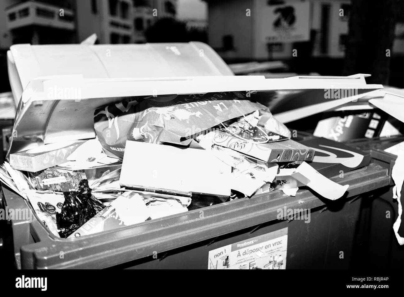 Paris, France - Nov 1, 2019 : rue française à Paris avec des bennes à papier avec plein de boîtes de carton après les vacances du Nouvel an Banque D'Images