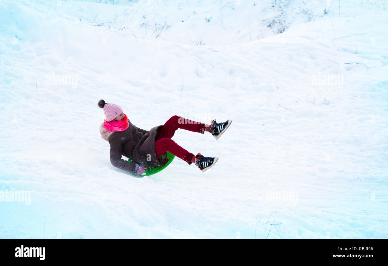 Girl vole sur une diapositive à partir d'une diapositive de glace Banque D'Images
