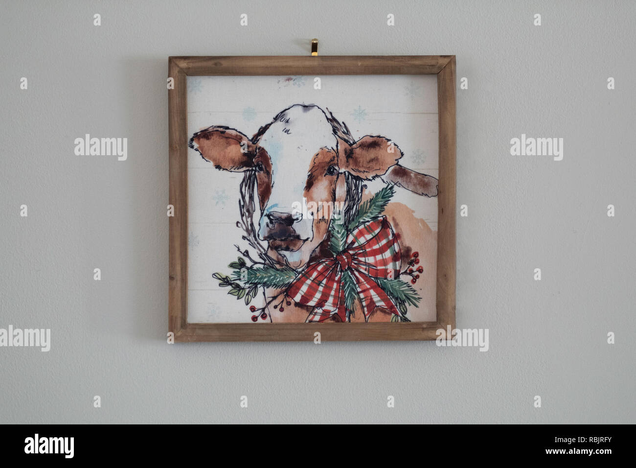 Une décoration de Noël photo de vache d'un background autour de son cou. Banque D'Images