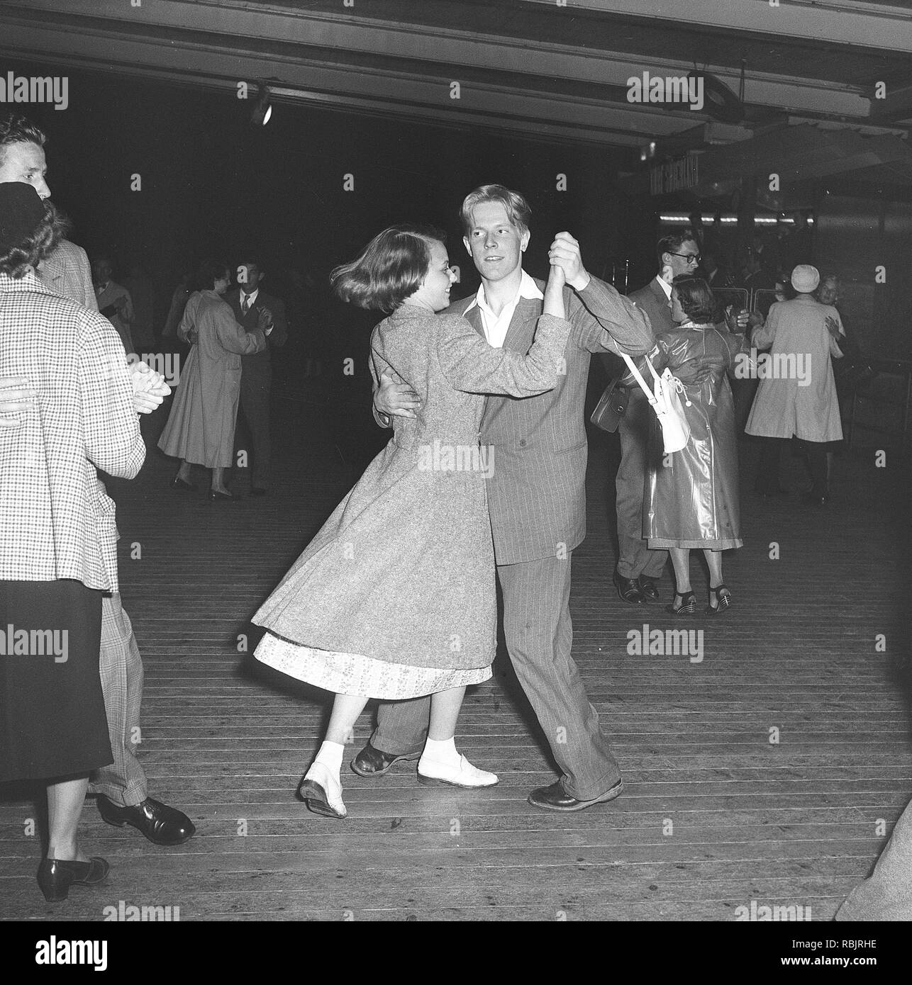 La danse dans les années 40. Un jeune couple à une danse se tenant près, déménagement à la musique à un événement de danse. Kristoffersson Photo Réf AZ44-5. Suède 1949 Banque D'Images