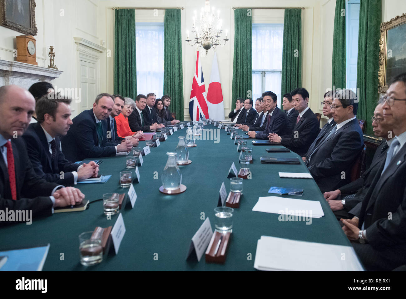 Premier ministre Theresa mai avec le Premier ministre japonais Shinzo Abe au 10 Downing Street, Londres la veille d'une réunion bilatérale. Banque D'Images