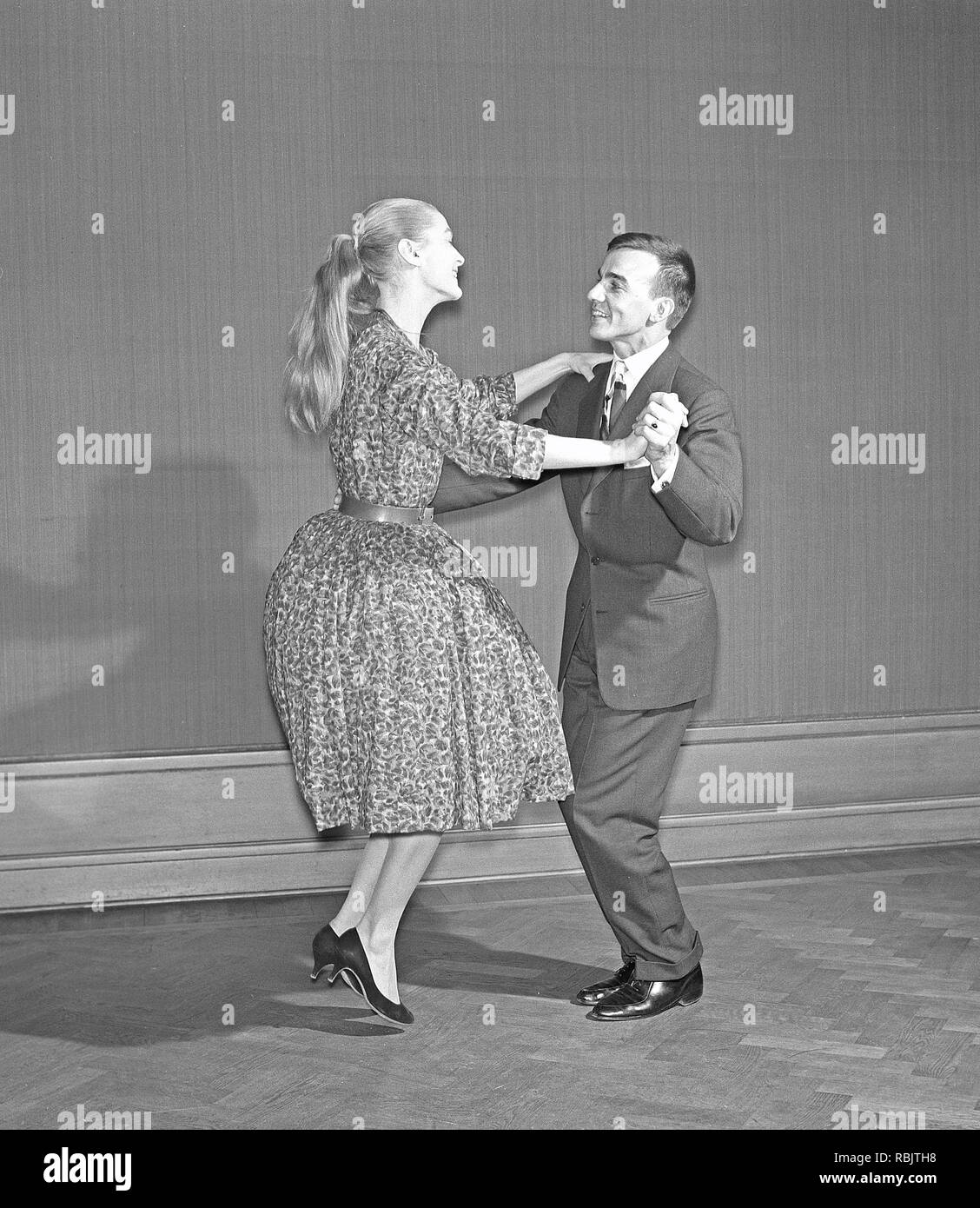 Danser dans les années 50. Couple de danseurs dans les années 50. Elle porte une robe typique des années 50, avec une large bande de taille et ses cheveux en une queue de coiffure. Kristoffersson Photo Ref CE36-11. Suède 1950 Banque D'Images