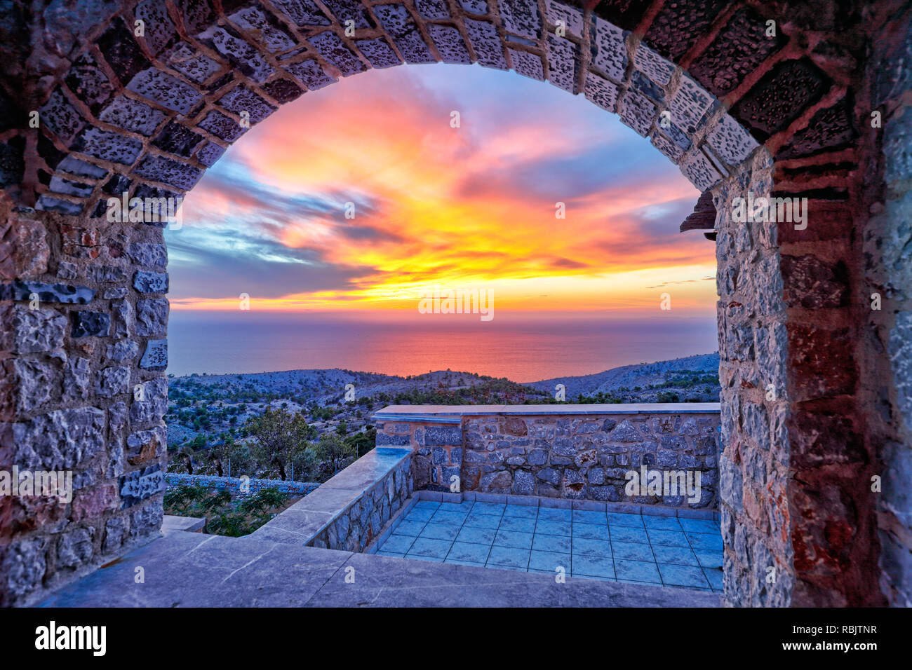 Le coucher de soleil depuis le village de mastic médiévale Avgonyma sur l'île de Chios, Grèce Banque D'Images