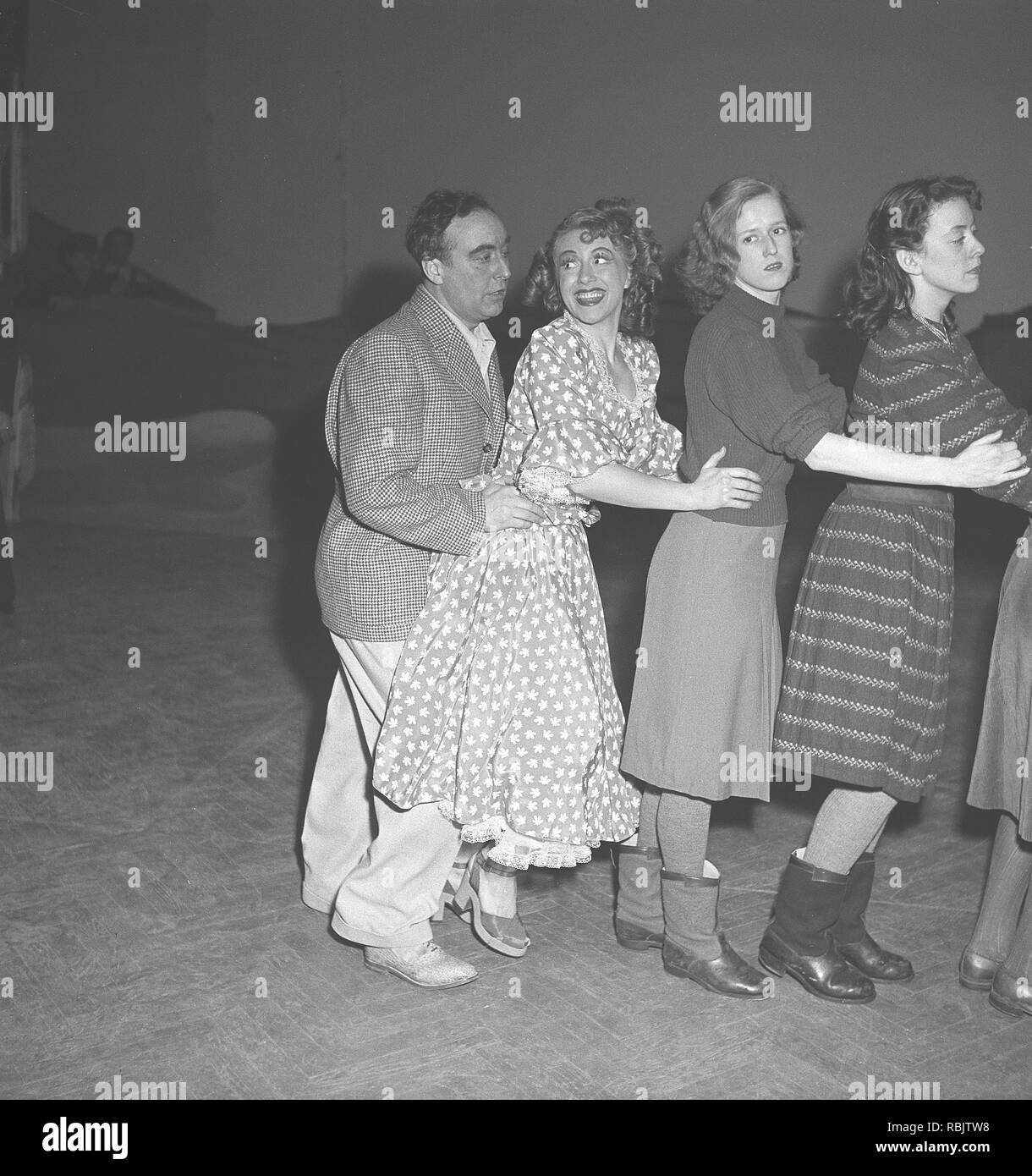 La danse dans les années 40. Un groupe de femmes et d'un homme dansant ensemble sur une ligne, maintenant chaque autres des hanches. Kristoffersson Photo Ref AG14-6. Suède 1940 Banque D'Images