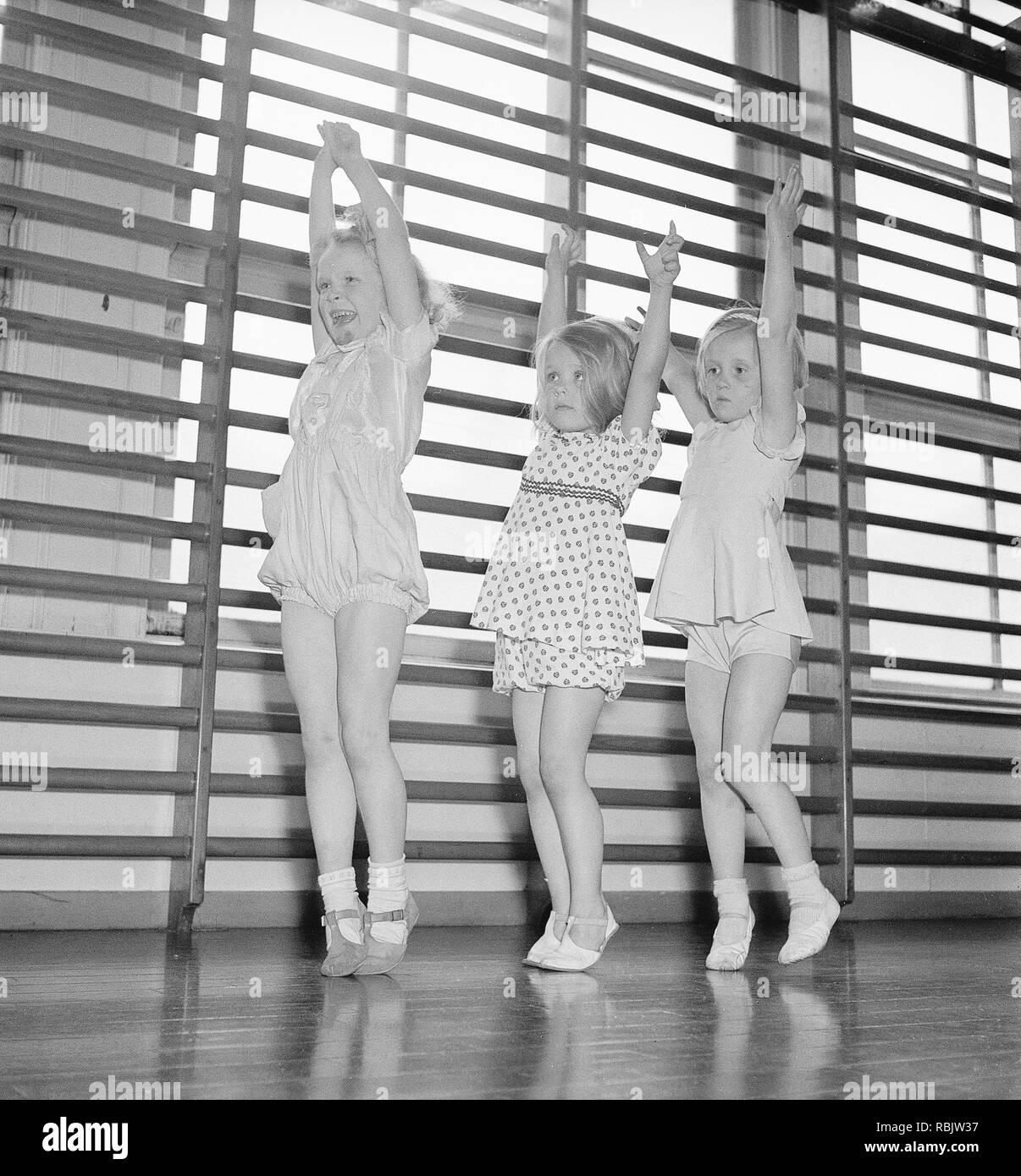 La gymnastique dans les années 40. Trois enfants à différents âges dans un gymnase ont un cours de danse. Kristoffersson Photo Ref AC3-3. Suède 1940 Banque D'Images