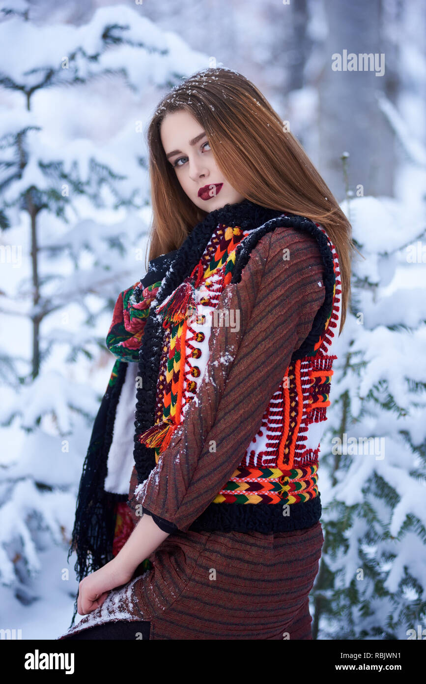 Portrait of attractive young girl slim longue ligne droite avec les cheveux en laine longue robe et foulard noir élégant avec motif floral lumineux outdoor Banque D'Images