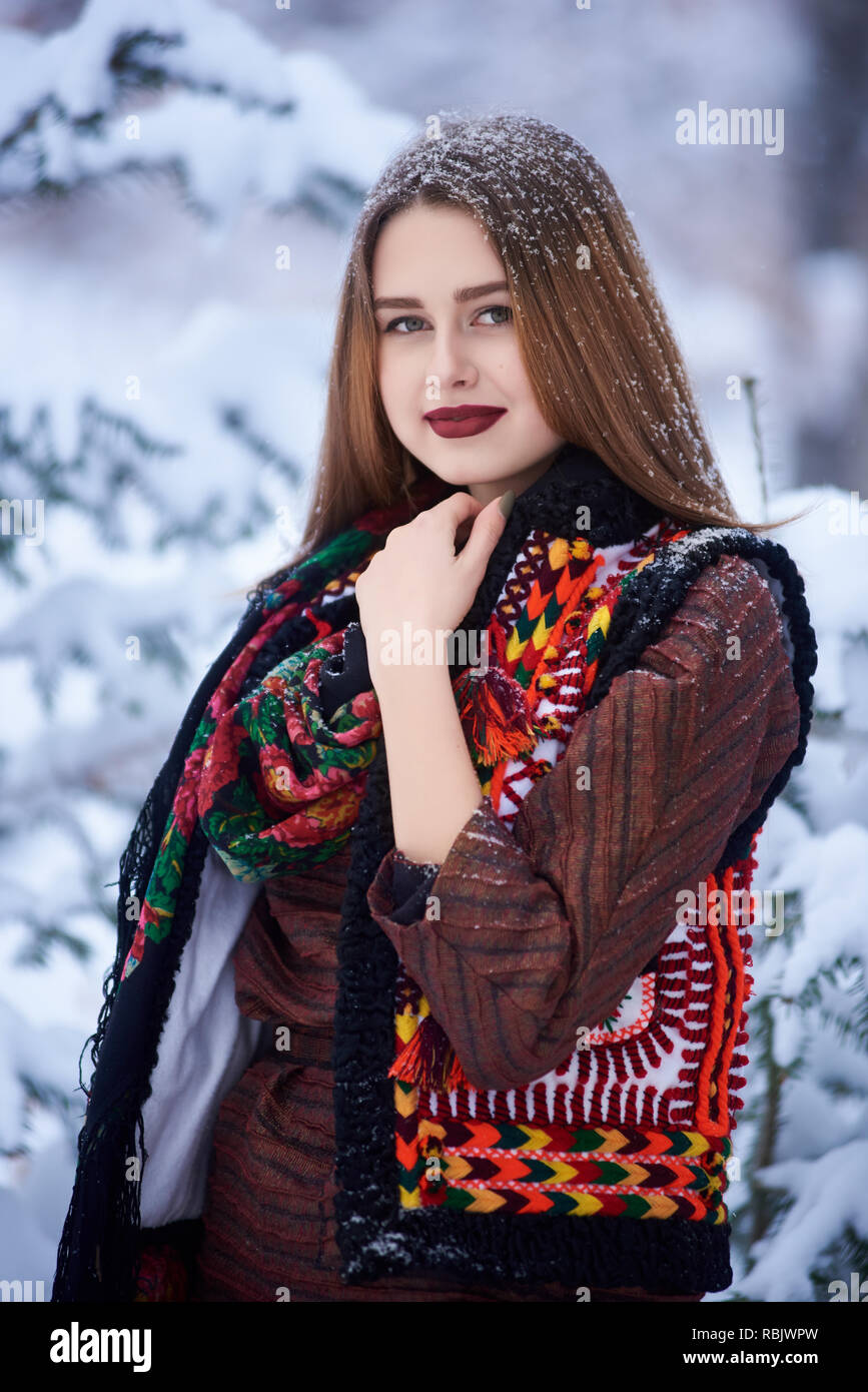 Portrait of attractive young femelle slim longue ligne droite avec les cheveux en laine longue robe et foulard noir élégant avec motif floral lumineux outdo Banque D'Images