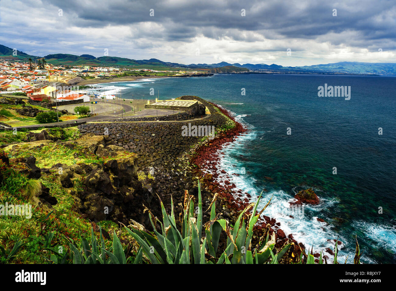 Belle vue de Ribeira Grande ville sur l'île de San Miguel, Açores, Portugal en jour nuageux Banque D'Images