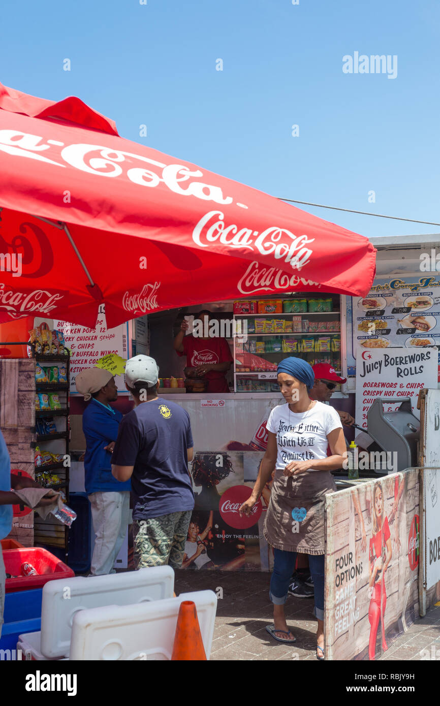 Les vendeurs d'aliments fournissant des kiosques de restauration rapide et à emporter dans la rue à Cape Town, Afrique du Sud Banque D'Images