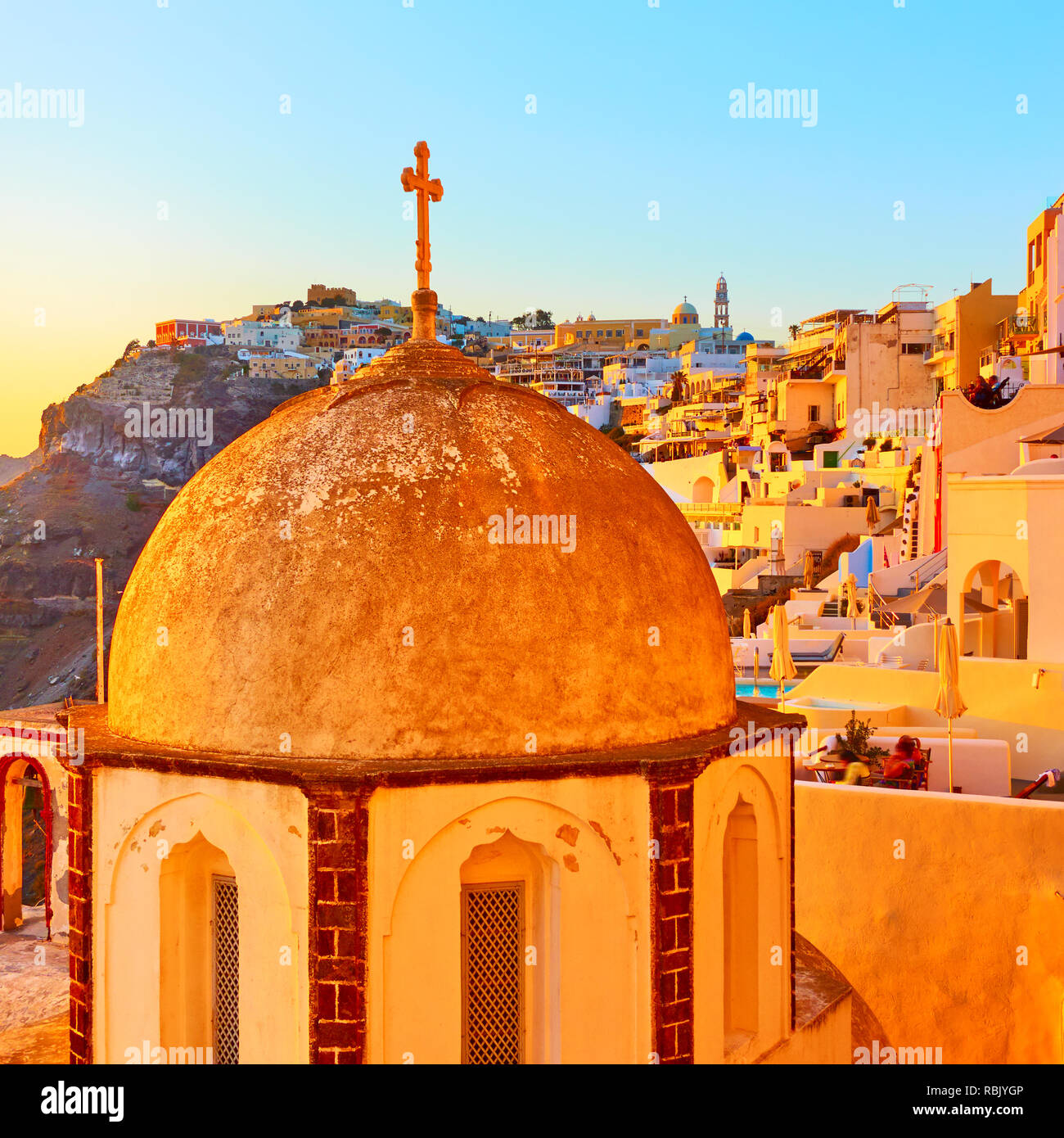 Vieille église grecque et au coucher du soleil, ville de Thira de Santorin, en Grèce. Banque D'Images