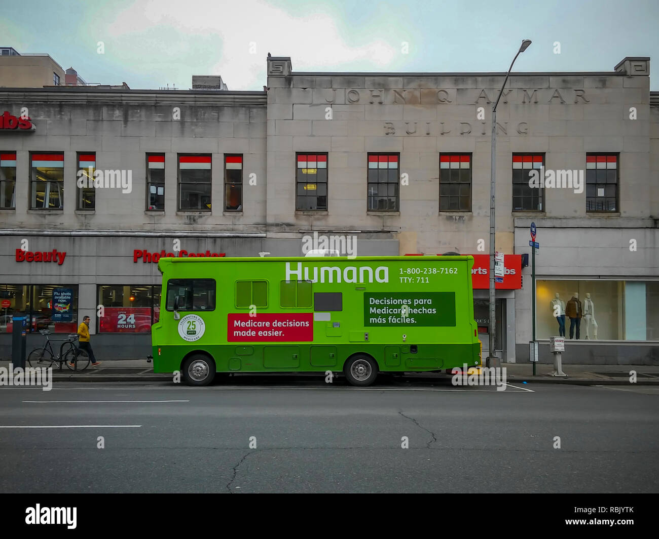 Sensibilisation un van pour la société d'assurance-santé Humana favorise leur plans Medicare advantage dans le quartier de Chelsea, New York le mardi, Janvier 8, 2018. (© Richard B. Levine) Banque D'Images