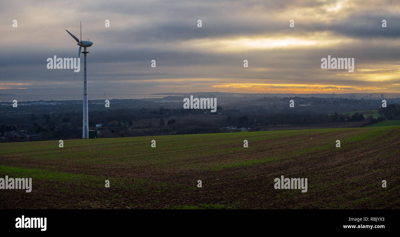 Autre source d'énergie. Paysage rural ferme avec une seule turbine moulin près de Cardiff, Pays de Galles, Royaume-Uni Banque D'Images