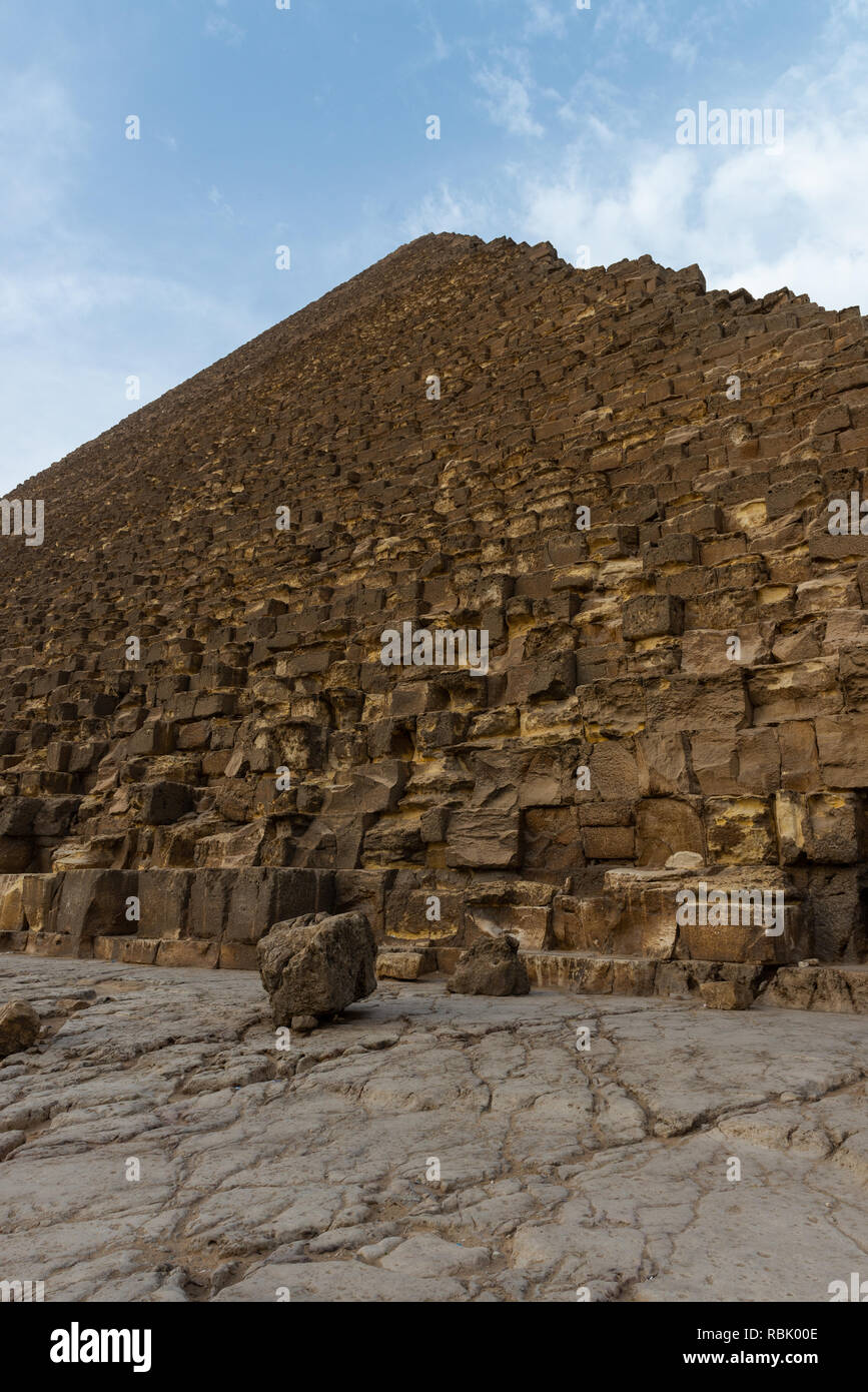 La grande pyramide de Gizeh (également connu sous le nom de la pyramide de Chéops et la pyramide de Kheops) est la plus ancienne et la plus grande des trois pyramides de Gizeh en py Banque D'Images