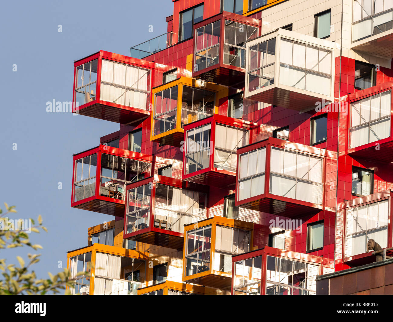 Bâtiment moderne de couleur, balcon, peint en rouge et orange, de la ville de Örnsköldsvik, Suède Banque D'Images