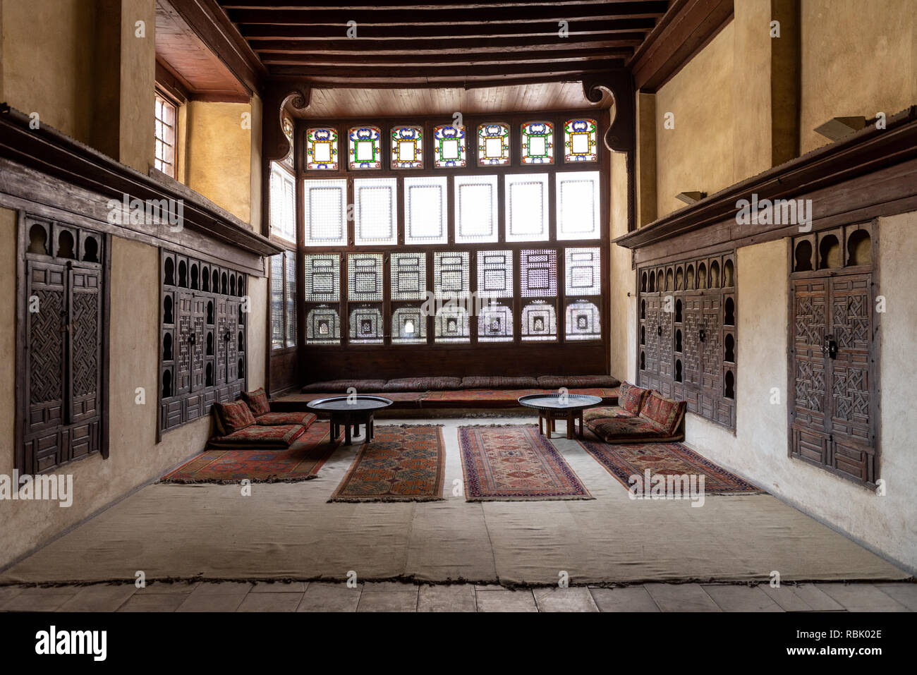 Salle intérieure avec mashrabiya windows dans la chambre de Bayt, Al-Suhaymi Suhaymi, est une ancienne maison-musée de l'ère ottomane au Caire islamique, l'Egypte. C'est ori Banque D'Images