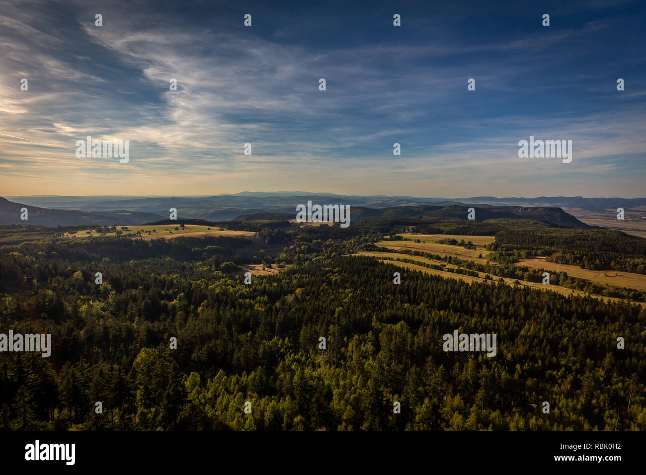 Vue panoramique sur le paysage d'automne à partir du haut des montagnes de la table, Szczeliniec Wielki en Parc National Montagnes Stolowe, Sudètes, Pologne Banque D'Images
