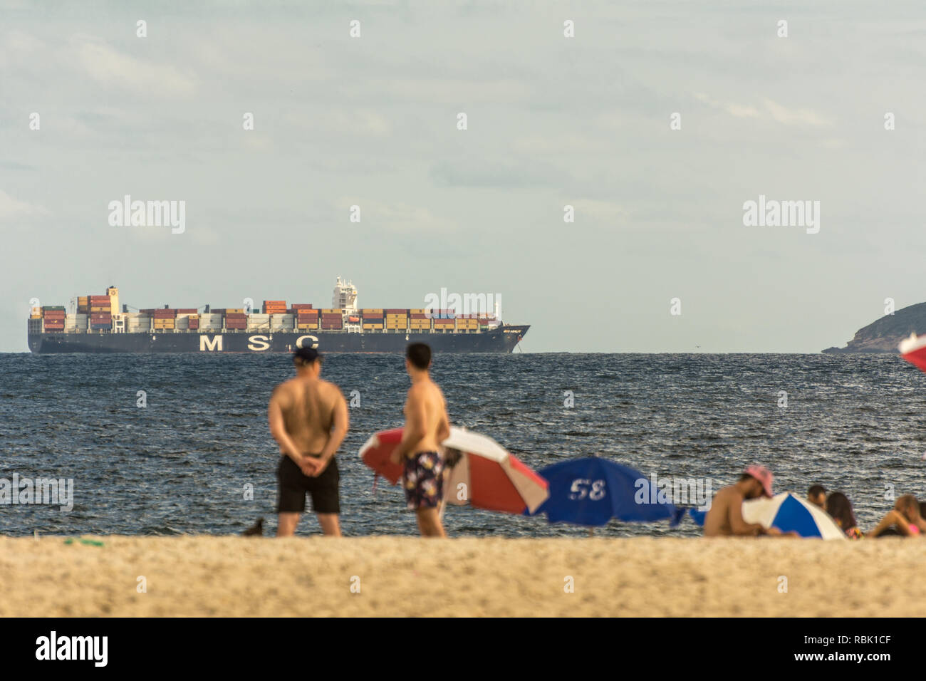 2019, janvier. Rio de Janeiro, Brésil.navire MSC Mediterranean Shipping Company près de la plage de Copacabana. Banque D'Images