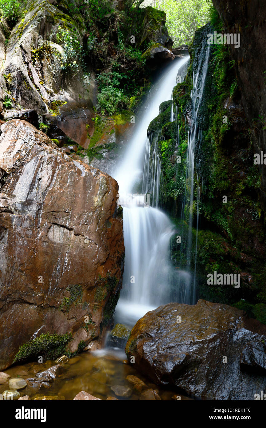 Chute d'eau à l'intérieur d'un ravin dans les montagnes de Huancayo, un endroit de la nature et de la tranquillité Banque D'Images