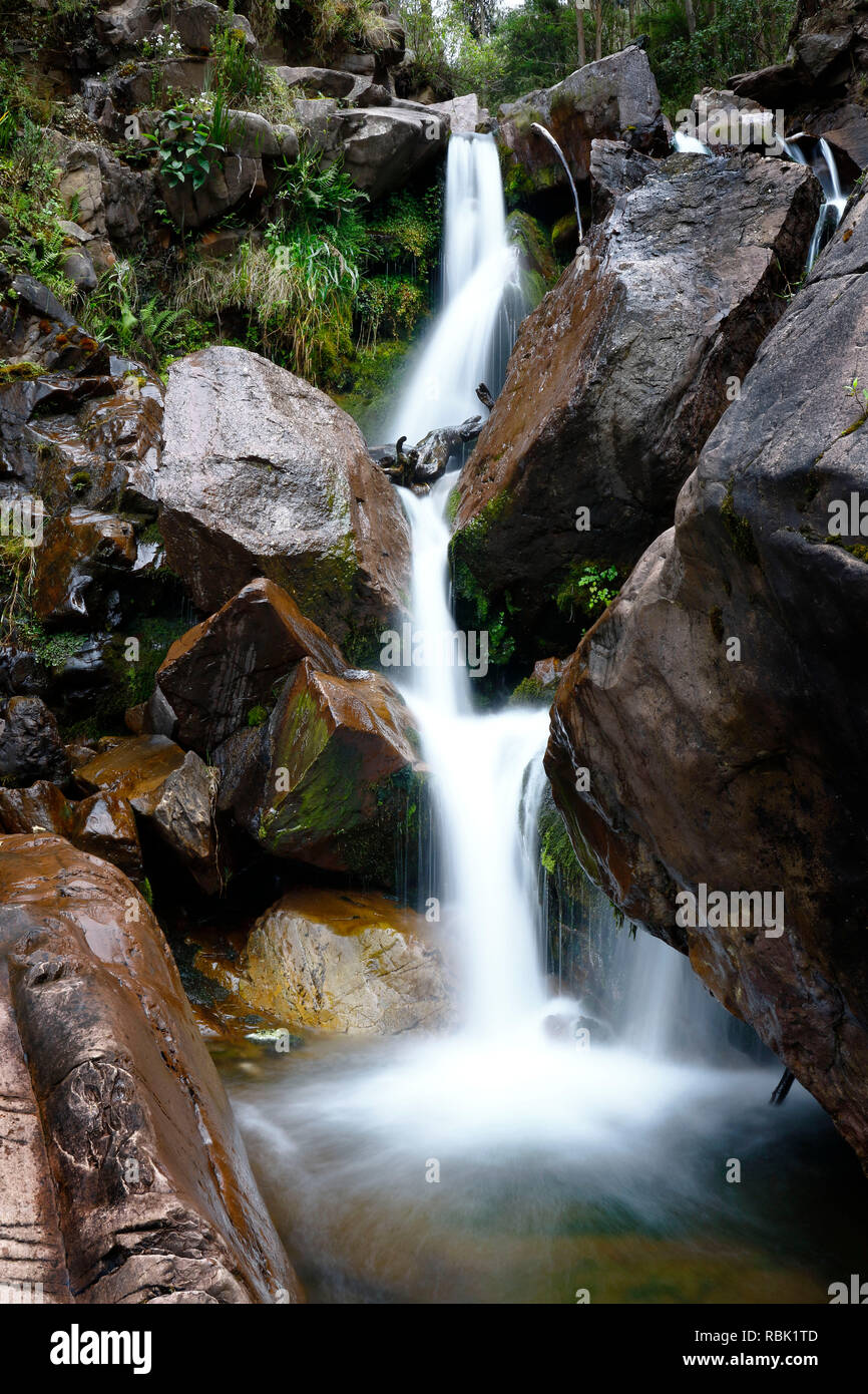 Chute d'eau à l'intérieur d'un ravin dans les montagnes de Huancayo, un endroit de la nature et de la tranquillité Banque D'Images
